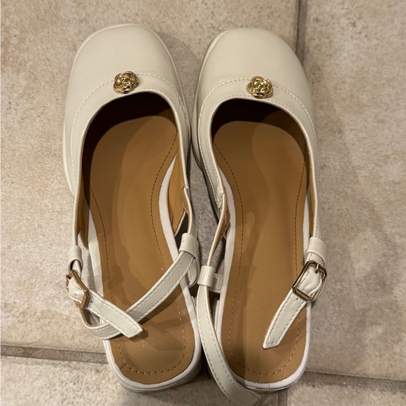 Cream Mary Jane vintage block heel sandals with camellia flower detail - Picture 5 of 6